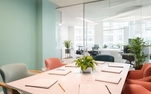 Kantoorruimte van Vermeulen & Visser Partners in Nieuwegein met tafel en notitieboeken